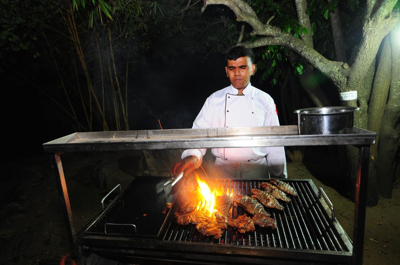 Thuduwa Camp Hotel Embilipitiya Buitenkant foto